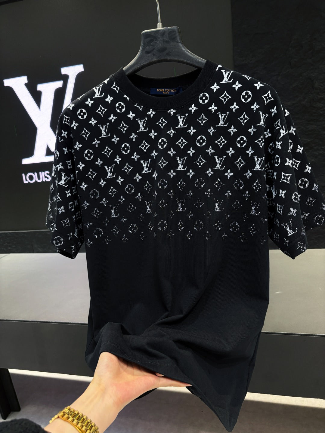 USA Warehouse 3-5 Days Shop premium streetwear and activewear — including T-shirts, hoodies, shorts, joggers, jackets, leggings, and sports bras.