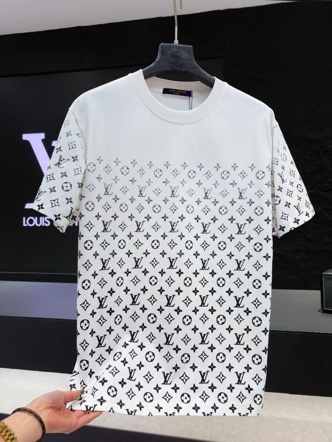 USA Warehouse 3-5 Days Shop premium streetwear and activewear — including T-shirts, hoodies, shorts, joggers, jackets, leggings, and sports bras.